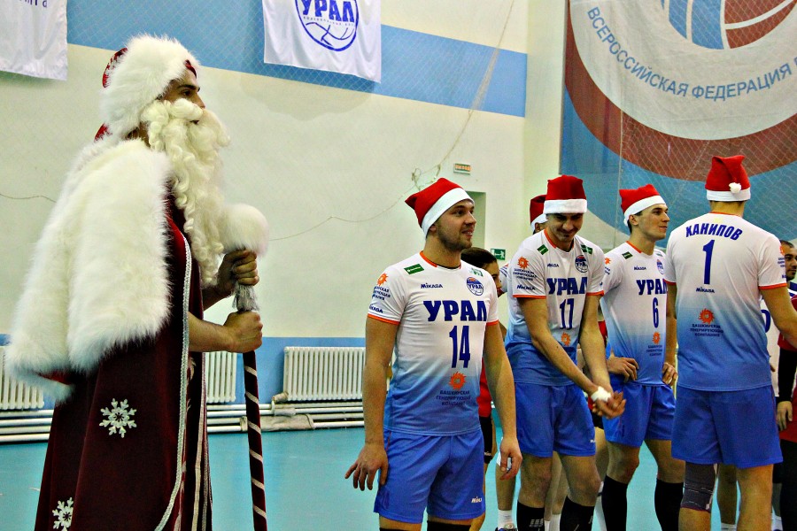 Как волейболисты «Урала» с болельщиками отметили новогодний корпоратив