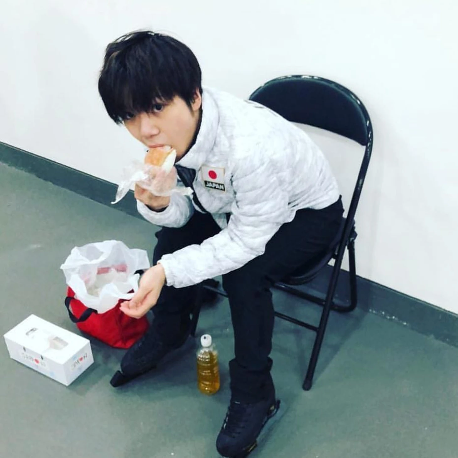 э кто-то ест)