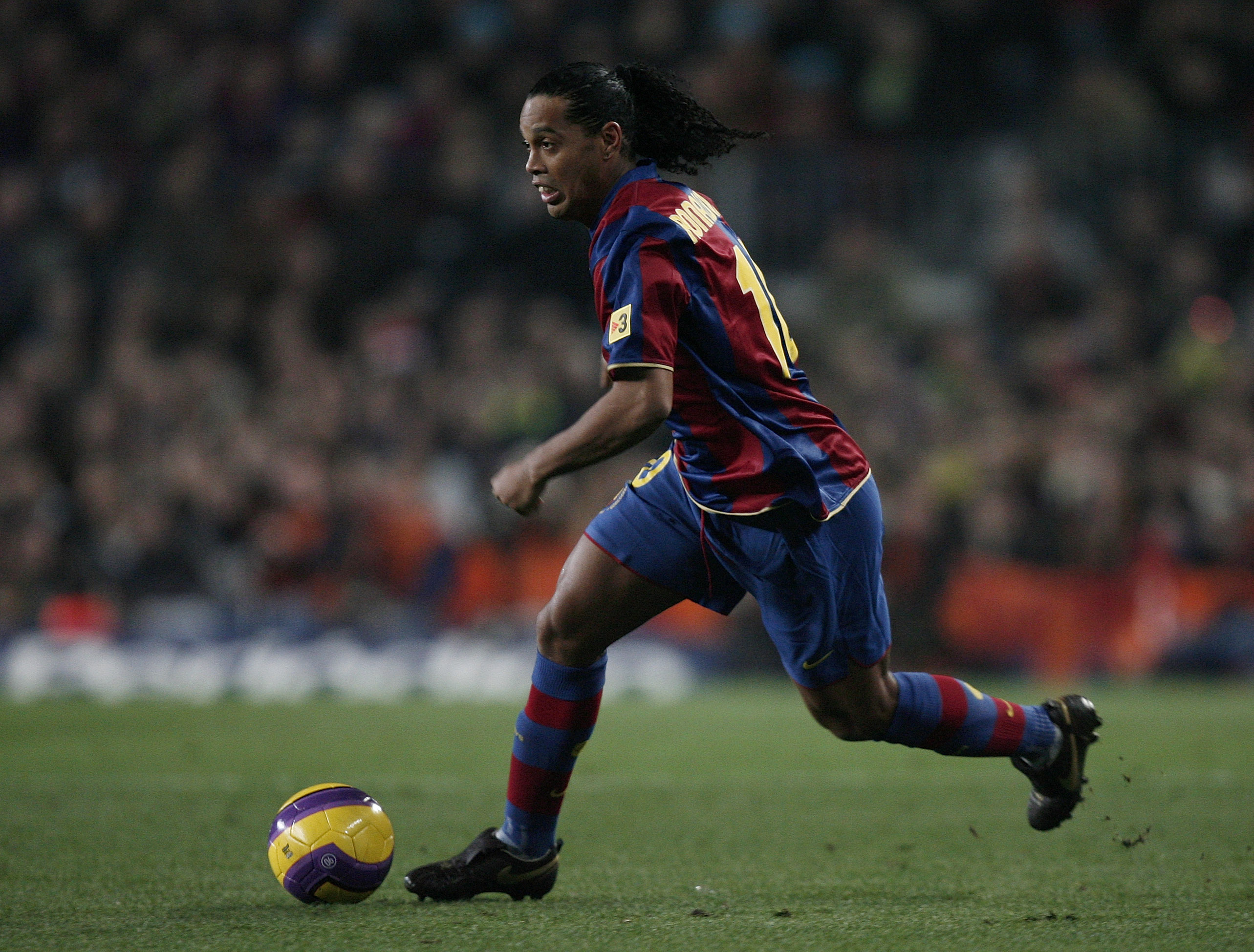 Рональдинью. Роналдиньо Барселона. Роналдиньо Гаушо Барселона. Ronaldinho 2007. Роналдиньо 2010.