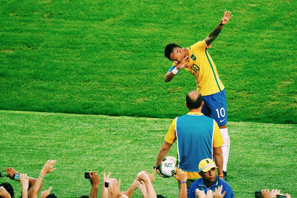 Neymar Celebration. Фото Gold of Brazil. Футбол каждый день