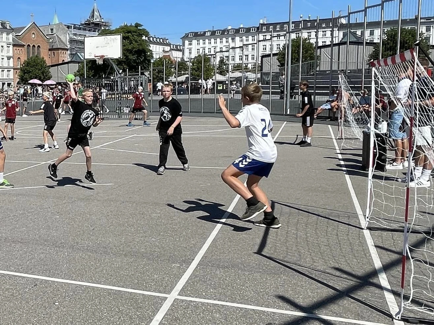 Пока просто забава — для маленьких и больших. А дальше? БЦ знакомит вас с бесконтактным гандболом, изображение №4