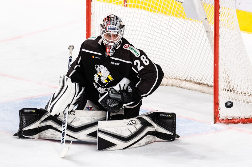 Суперсэйв из КХЛ: вратарь достал шайбу с линии ворот!