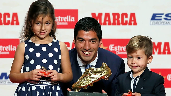 Суарес получил &quout;Золотую бутсу&quout; из рук детей. Футбол - Испания Спорт-Экспресс