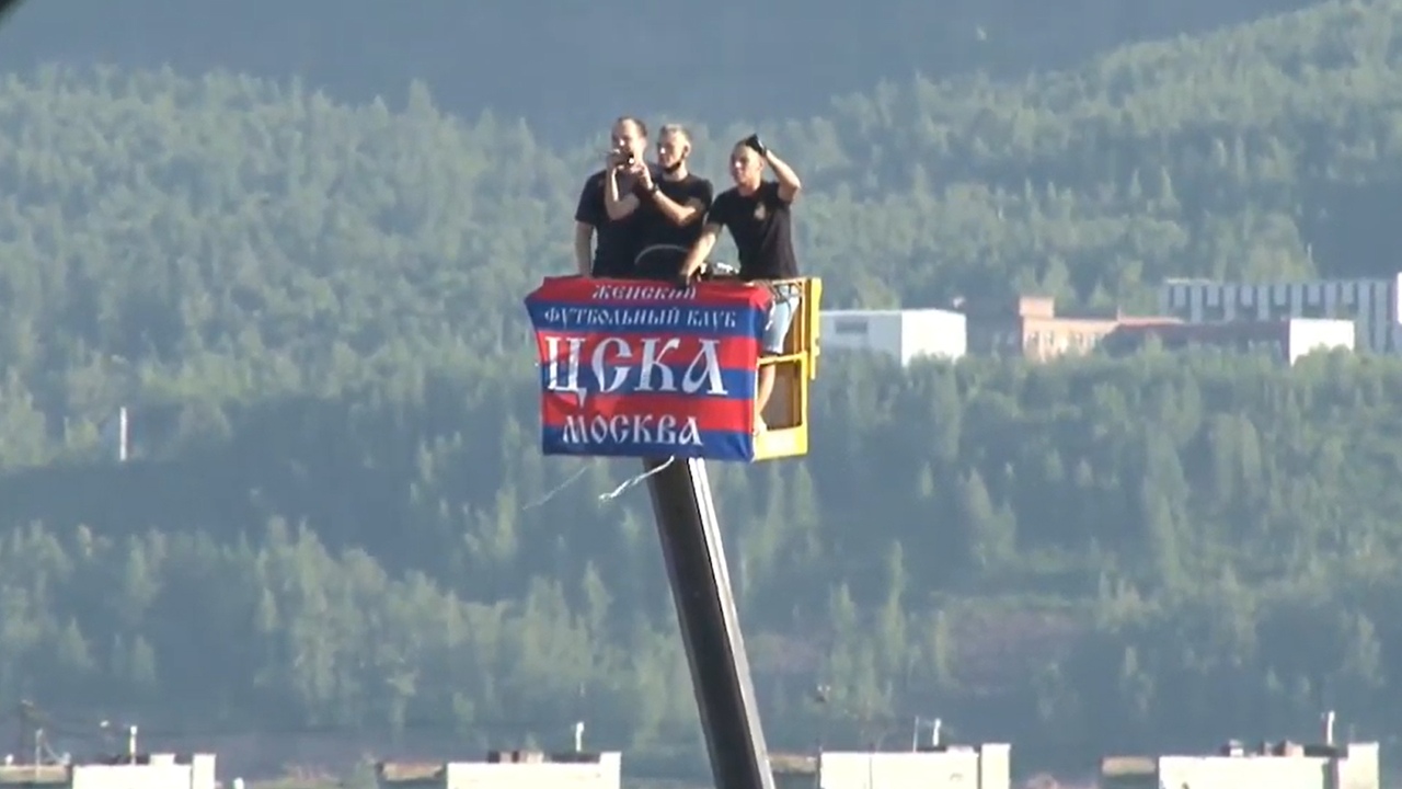 Фанов ЦСКА не пустили на стадион в Красноярске. Они арендовали кран