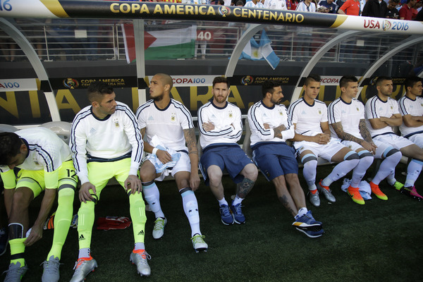 Картинки по запросу месси на скамейке запасных в матче с Чили