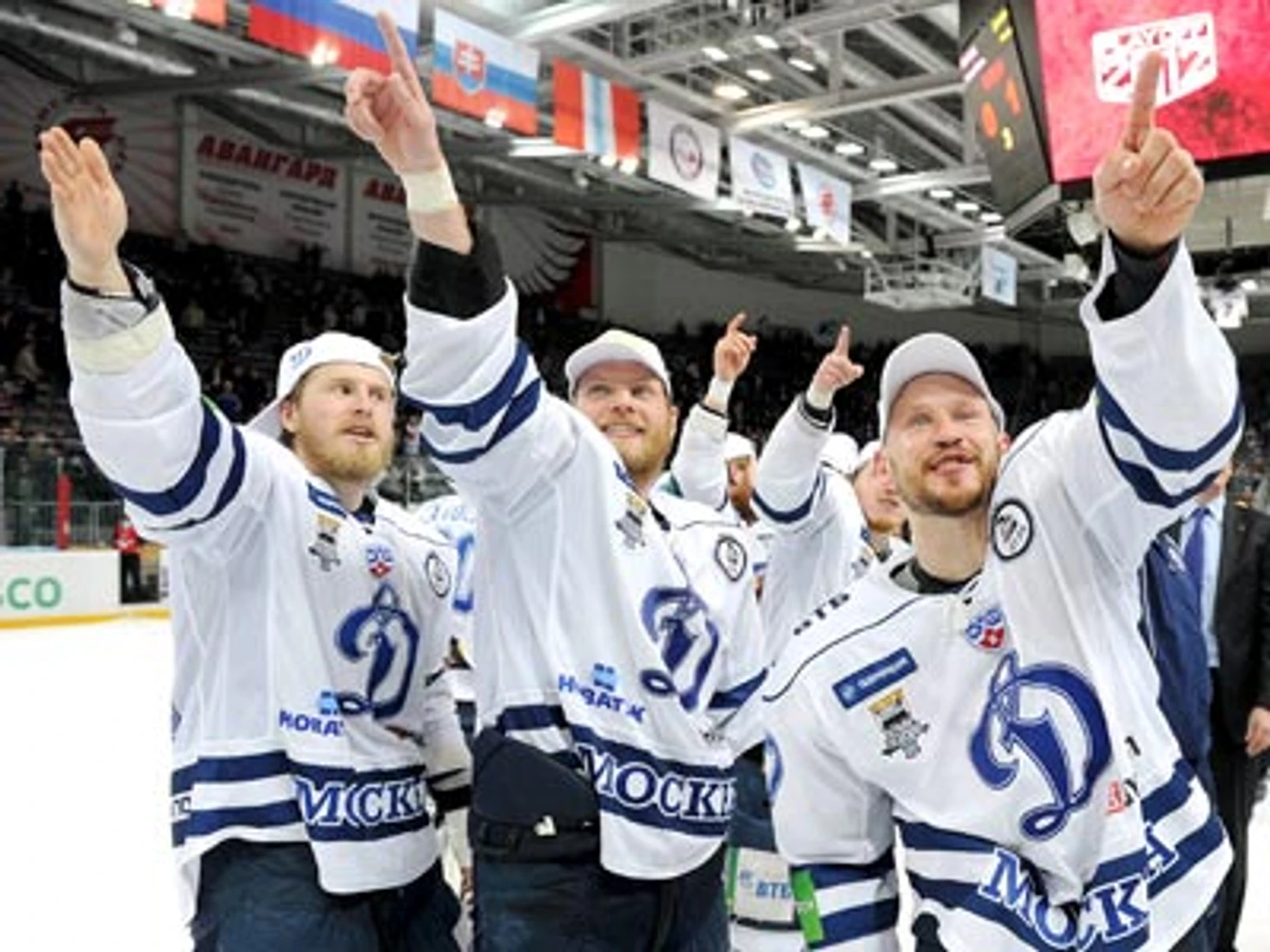 Динамовцы спустя несколько минут после победы в финале Кубка Гагарина