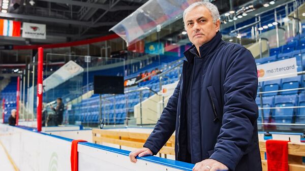 The Special One побывал на хоккее. На самом деле такой пиар - палка о двух концах