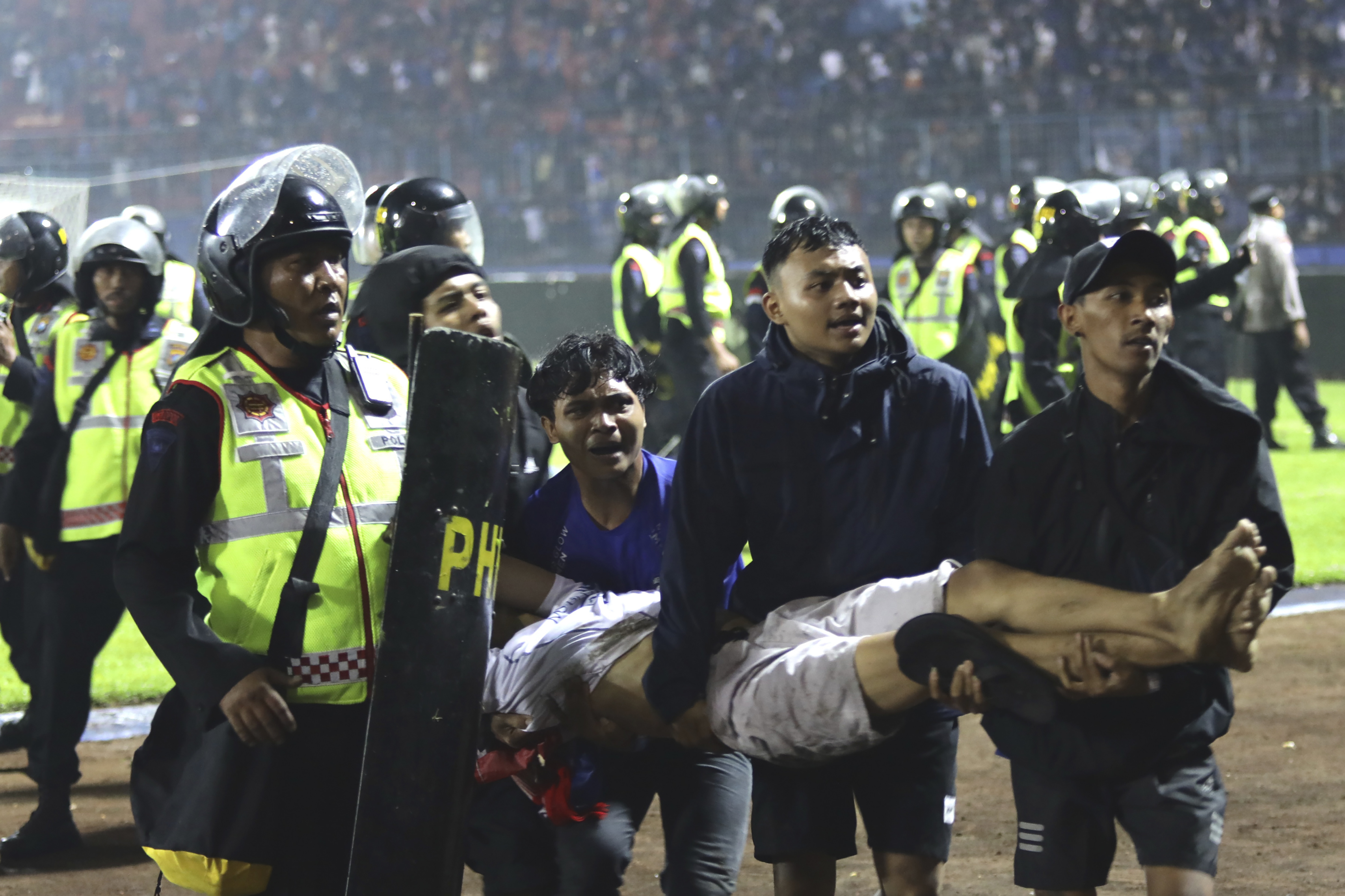 Видео после матча. Индонезия трагедия на стадионе. Давка футбол Индонезия. Беспорядки на стадионе в Индонезии.