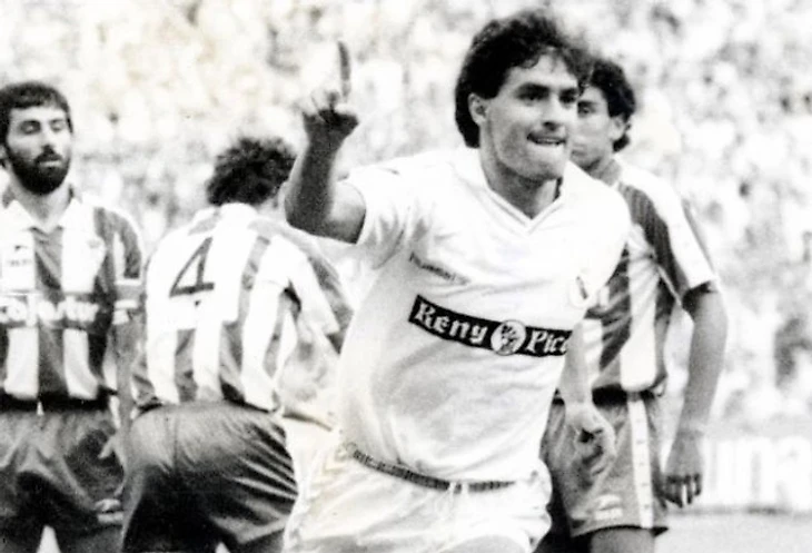 La banda derecha era propiedad de Míchel, que sumó 9 goles aquella temporada. En esta imagen, celebra un tanto ante el Sporting de Gijón.