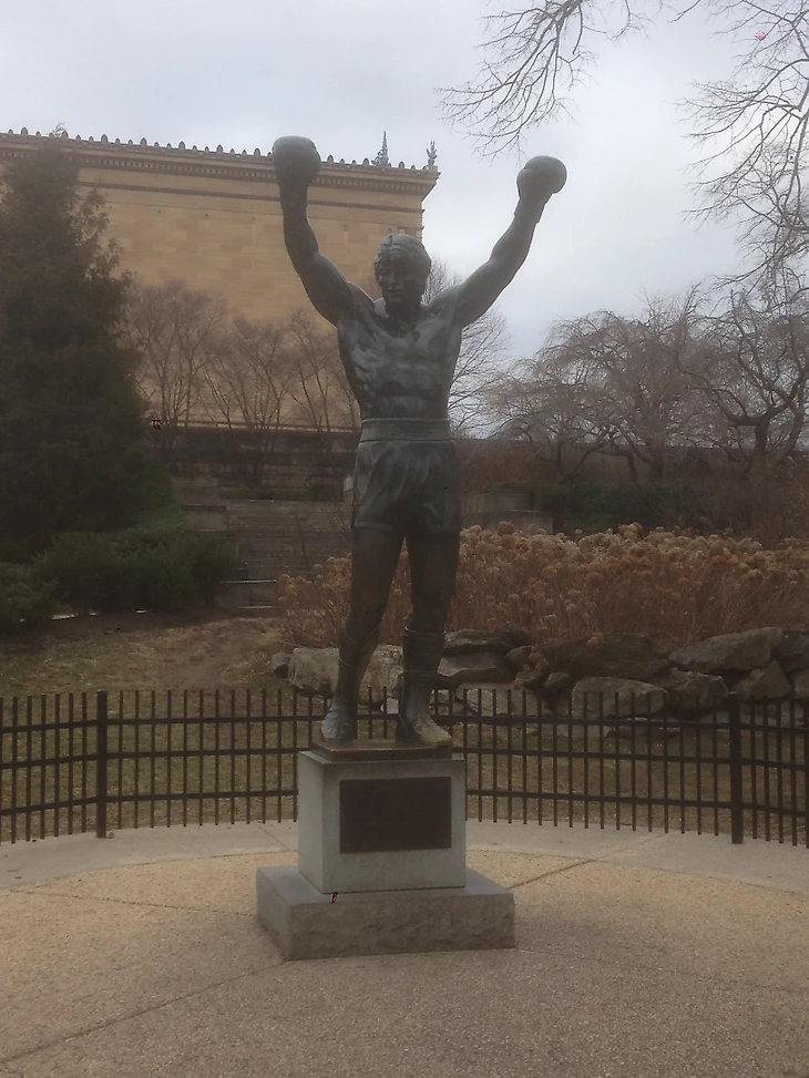 статуя рокки