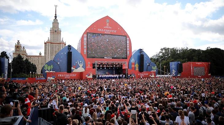 Тысячи болельщиков встретили сборную России по футболу в фан-зоне у МГУ