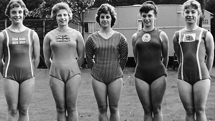 Женская сборная Великобритании по спортивной гимнастике. Июль 1960 г. Гвинед Лингард (в центре). Фото: BBC. com 