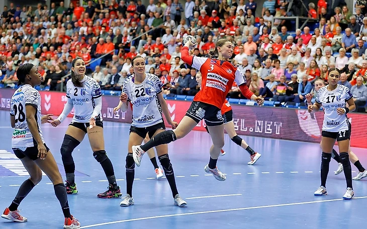 Лига чемпионов. План Василе был хорош, но с изменениями Йенсена "Бухарест" не справился, изображение №1