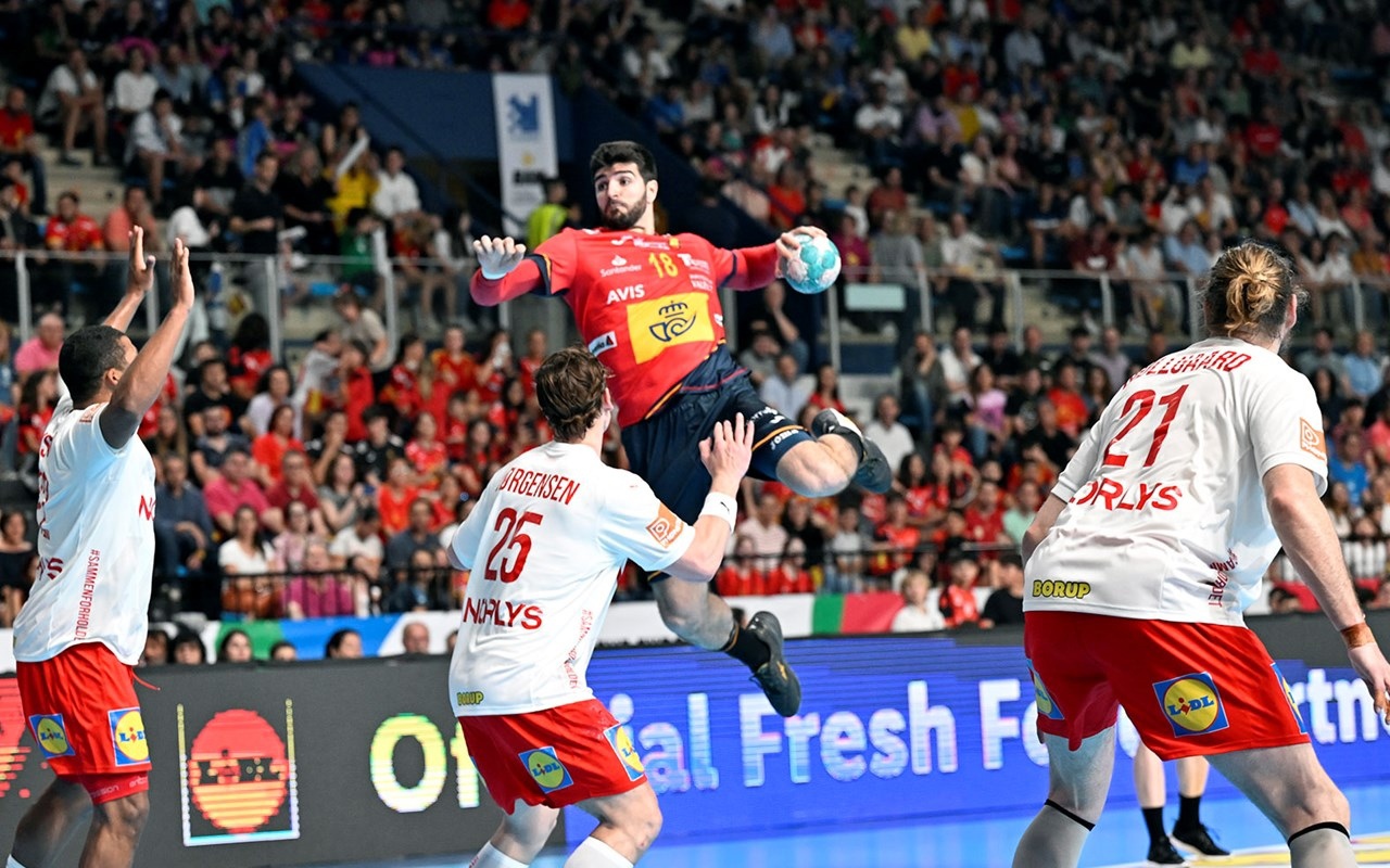 EHF Euro Cup. &quot;Датский динамит&quot; вновь взорвался. Команда Якобсена увела трофей из-под носа шведов, изображение №2