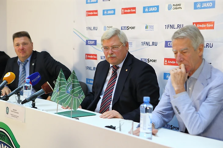 В центре - президент Сергей Жвачкин, справа - тренер Валерий Непомнящий