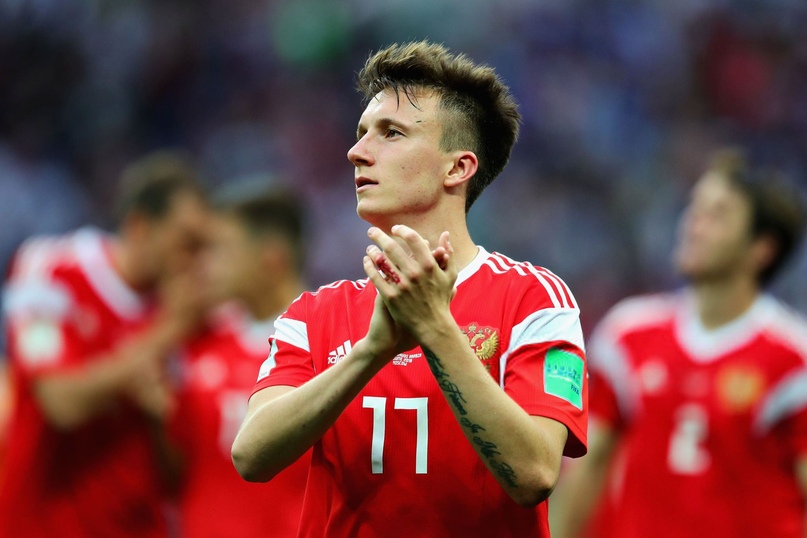 Александр Головин благодарит болельщиков после матча | Getty Images