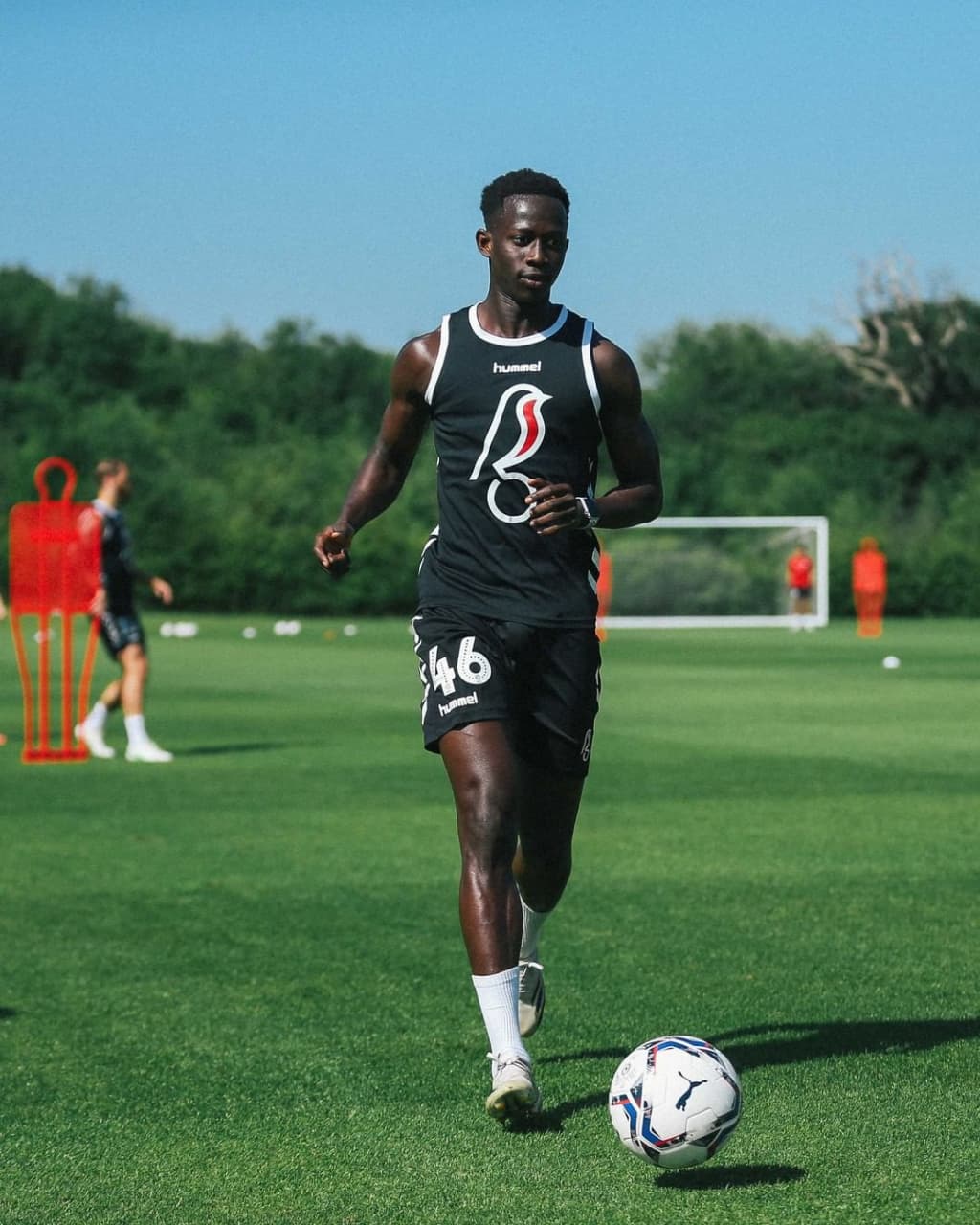 «Бристоль Сити» сделал тренировочную форму команды без рукавов. Это очень редкий случай