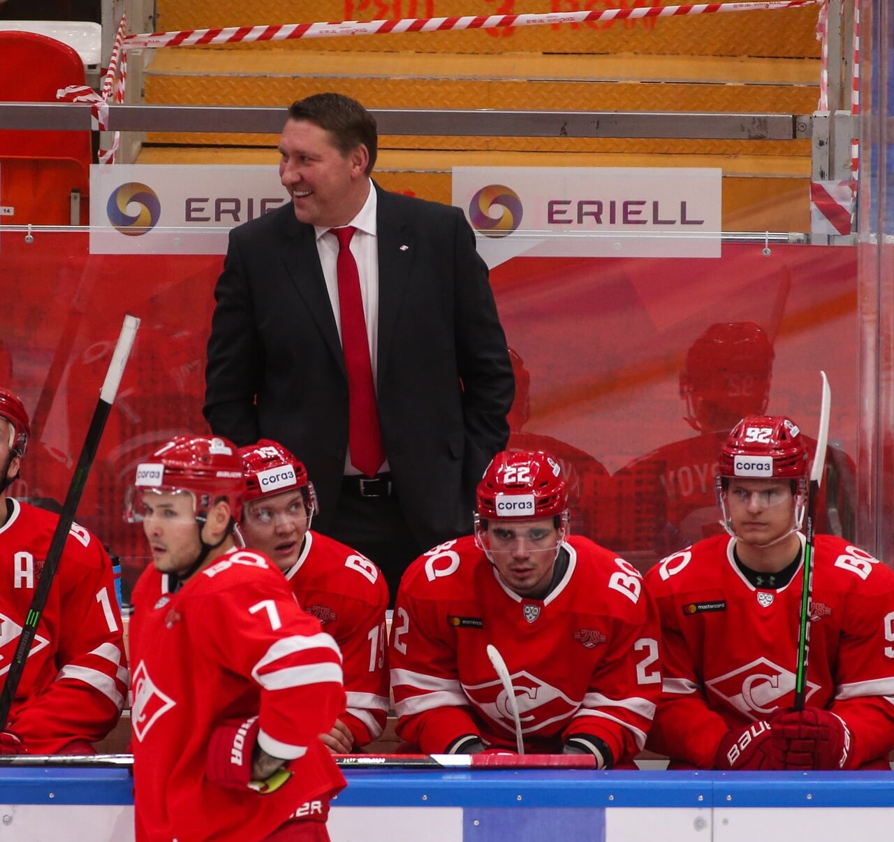 Удивительно нелепый гол в КХЛ: защитник у ворот не попал по шайбе, упал – и отдал пас сопернику