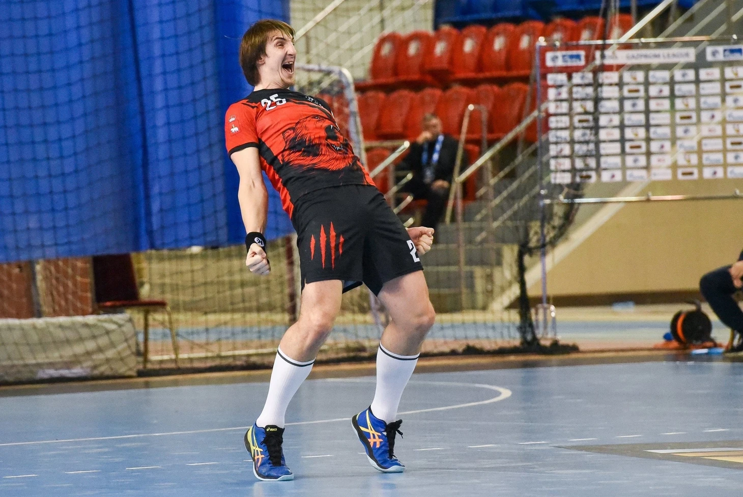 Olimpbet Cуперлига. Виктор Зайцев: "В футболе был вратарём. В гандболе тоже в "рамке" попробовал…", изображение №2