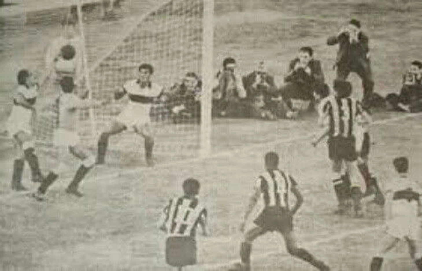 Альберто Спенсер забивает первый гол в истории КЛ (в ворота «Олимпии»)