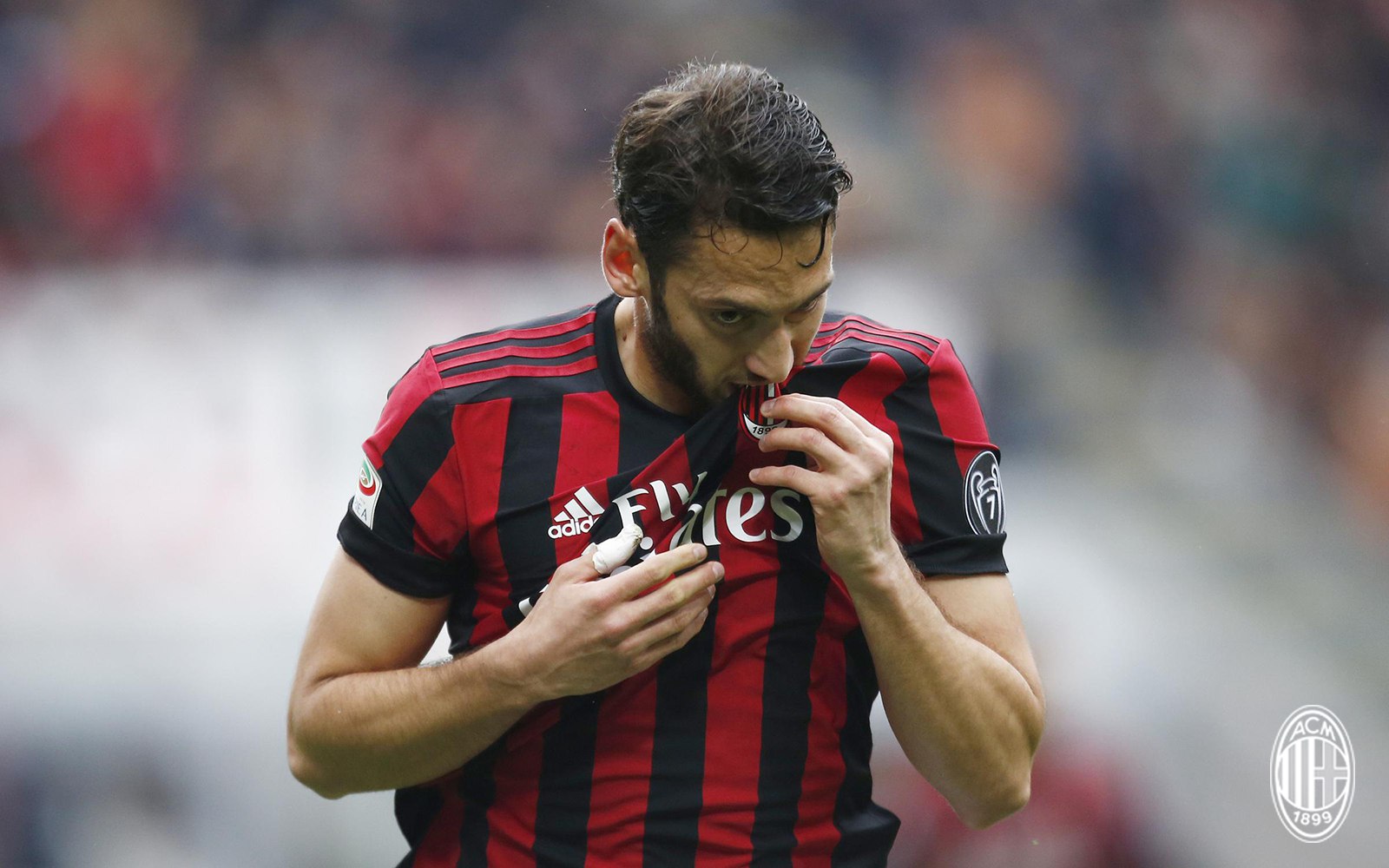 Хакан Чалханоглу: «Я впервые целую футболку клуба – и это «Милан»