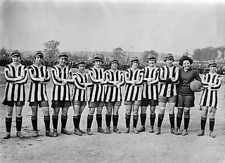 Женская команда Dick Kerr Girls была суперпопулярна между мировыми войнами. Одержали 828 побед, пока в Англии не запретили женский футбол