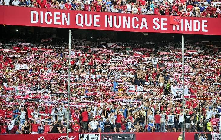 La afición del Sevilla anima a su equipo antes de un partido.
