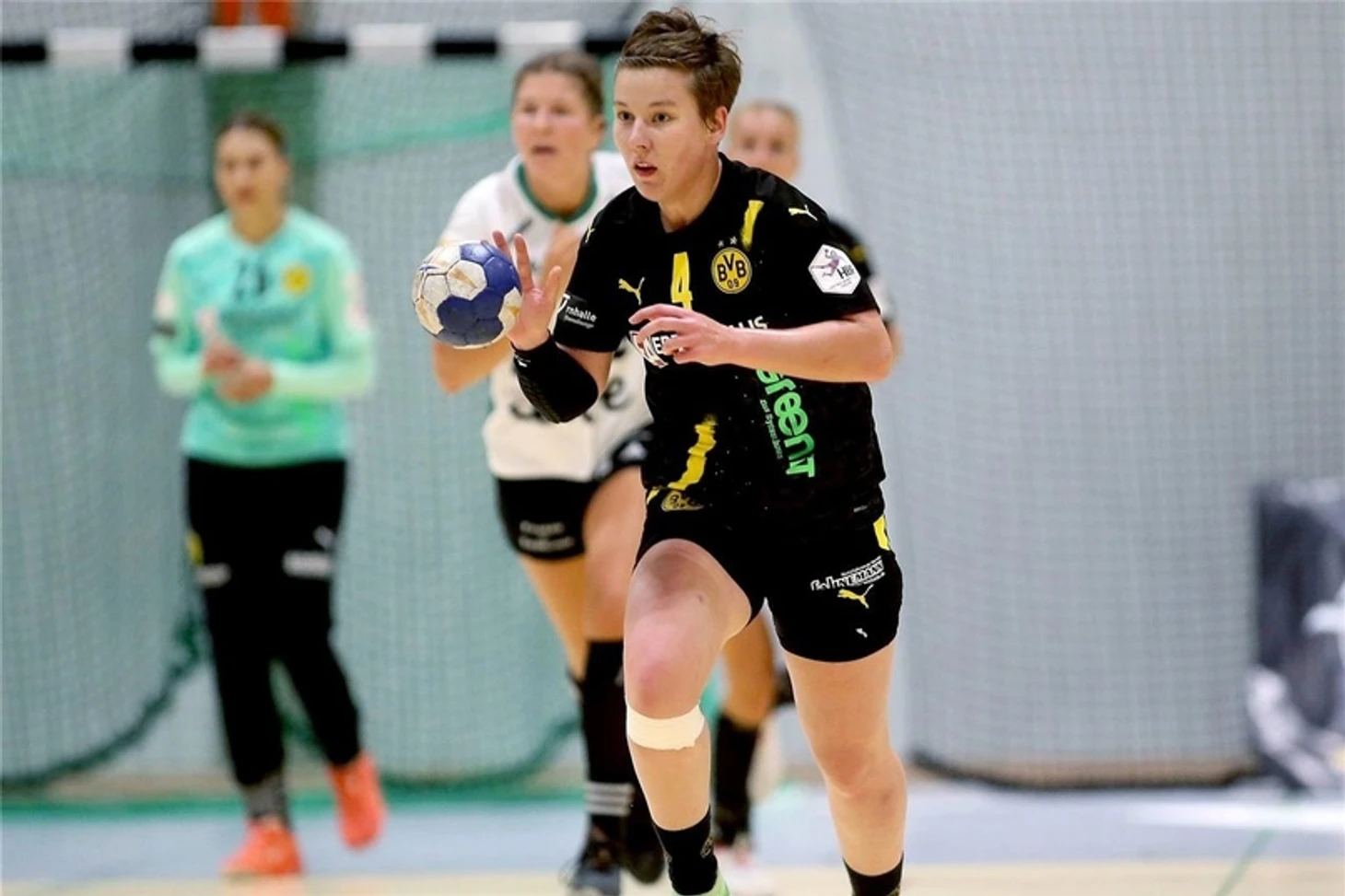 Та, что не хочет быть второй. Бомбардир, капитан клуба и сборной, студентка. Ипостаси Алины Грийзельс, изображение №4