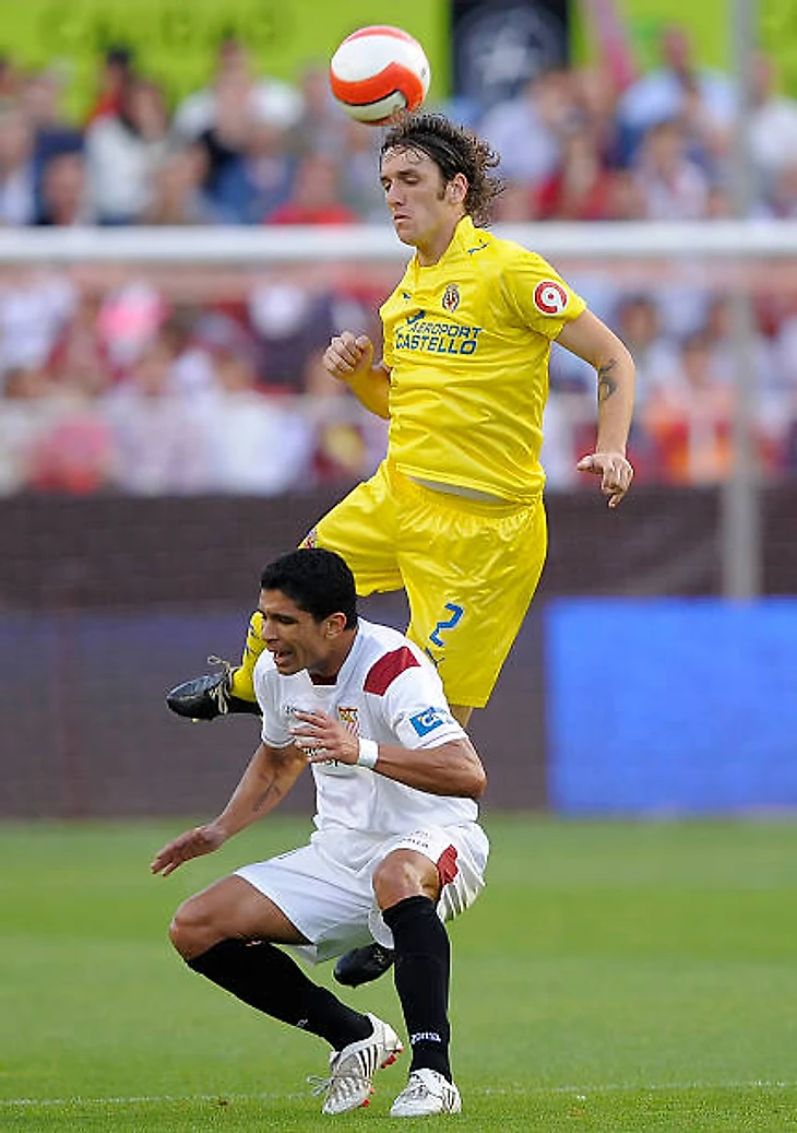 Gonzalo Rodriguez of Villarreal gets above Renato Dirnei of Sevilla during the La Liga match between Sevilla and Villarreal at the Sanchez Pizjuan...