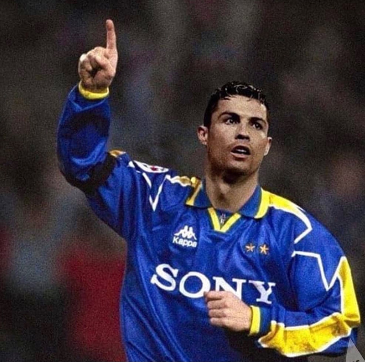 Криштиану Роналду в легендарной футболке «Ювентуса» 1995 года