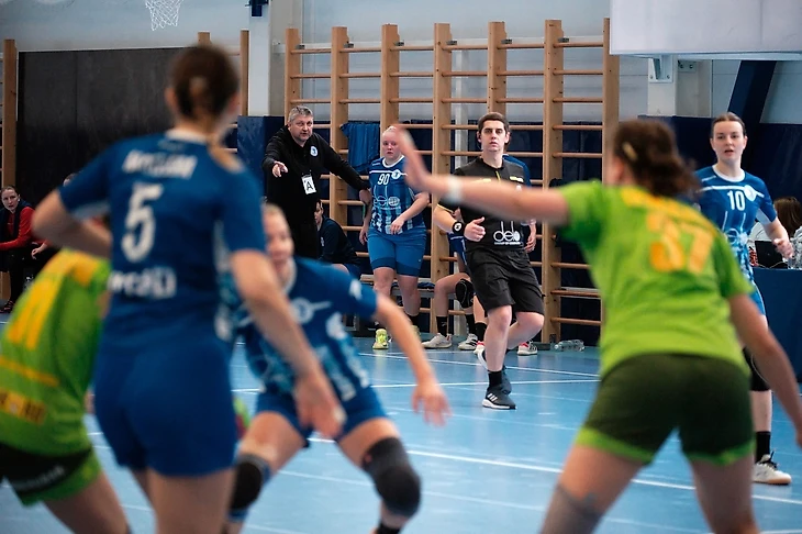 Высшая лига. Алёна Смирнова: "Девчонки из команды в куртках ходят, а я северянка, кофты достаточно!", изображение №5