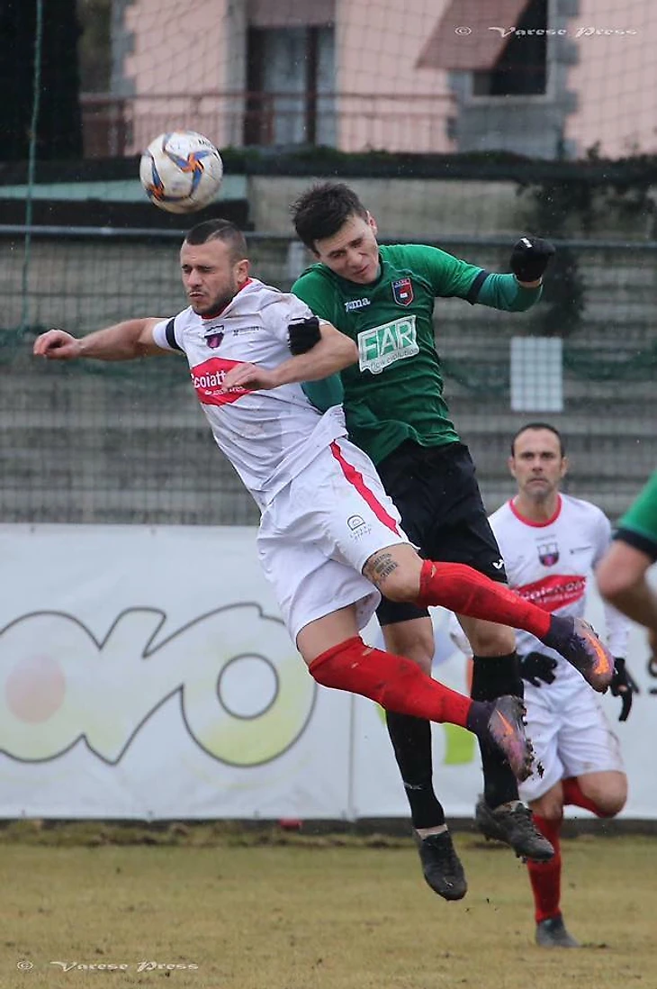 Владимир Михайловский в борьбе за верховый мяч(справа)