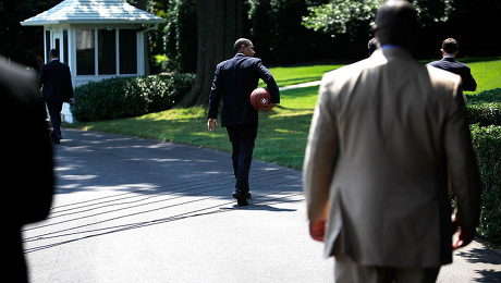 «Пока Барак давал прогнозы на баскетбол, Путин сделал Крым частью России». Как Обама интересуется спортом