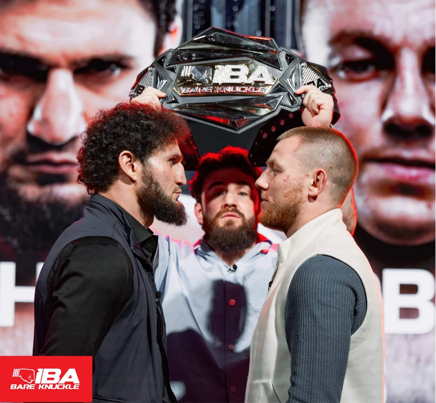 Фото Эмиля Новрузова и Тимура Мусалова на фоне чемпионского пояса IBA Bare Knuckle