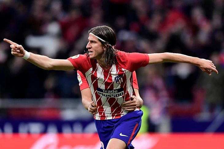 Filipe Luis celebra su primer gol ante la Real Sociedad.