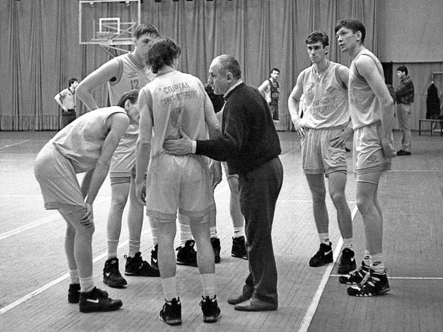 Великий Владимир Кондрашин — герой олимпийского Мюнхена-1972 (его сыграл Владимир Машков в новом фильме «Движение вверх») берет тайм-аут при счете 64:61 в пользу «Шахтера»