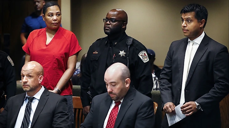 Sherra Wright, left, the ex-wife of slain former NBA player Lorenzen Wright, glances at her new cour