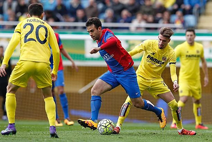 Levante's Italian midfielder Giuseppe Rossi vies with Villarreal's midfielder Samuel Castillejo during the Spanish league football match Villarreal...