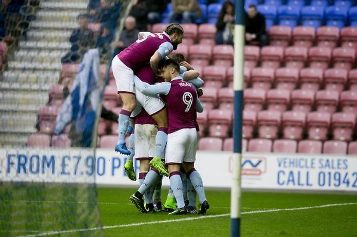 Игроки «Астон Виллы» празднуют забитый гол «Уигану».