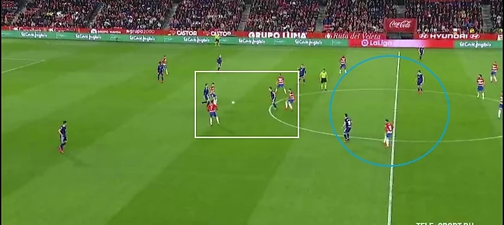 ЦЗ в этом моменте не выходят высоко