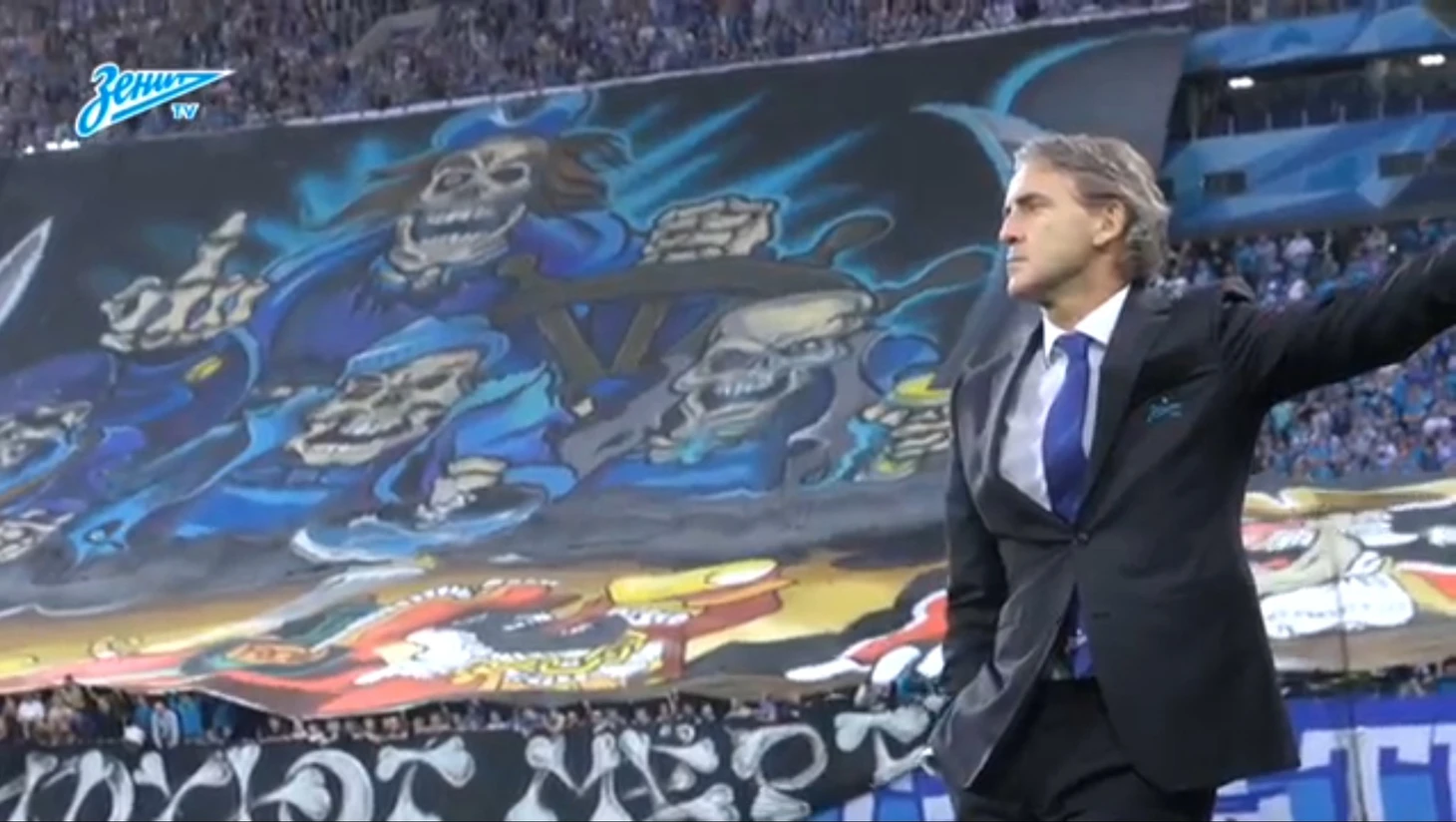 На фоне перформанса Виража