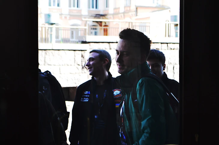 Вид из-за дверей