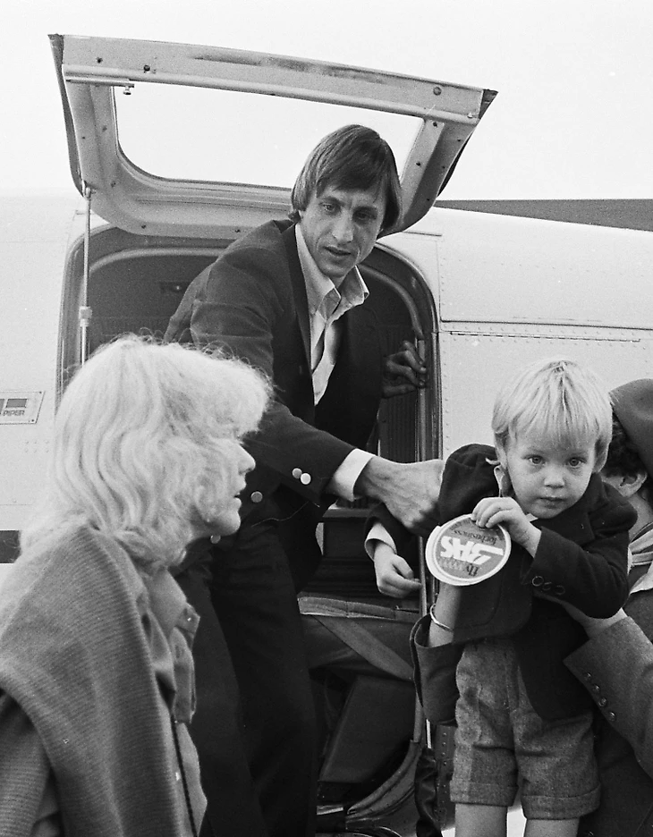 Johan_Cruijff_with_family_1977b