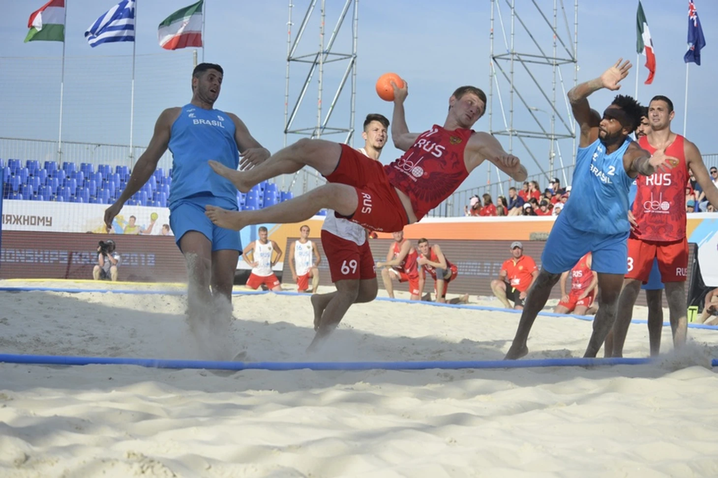 Все — на пляж! Станет ли песчаный гандбол олимпийским?, изображение №1
