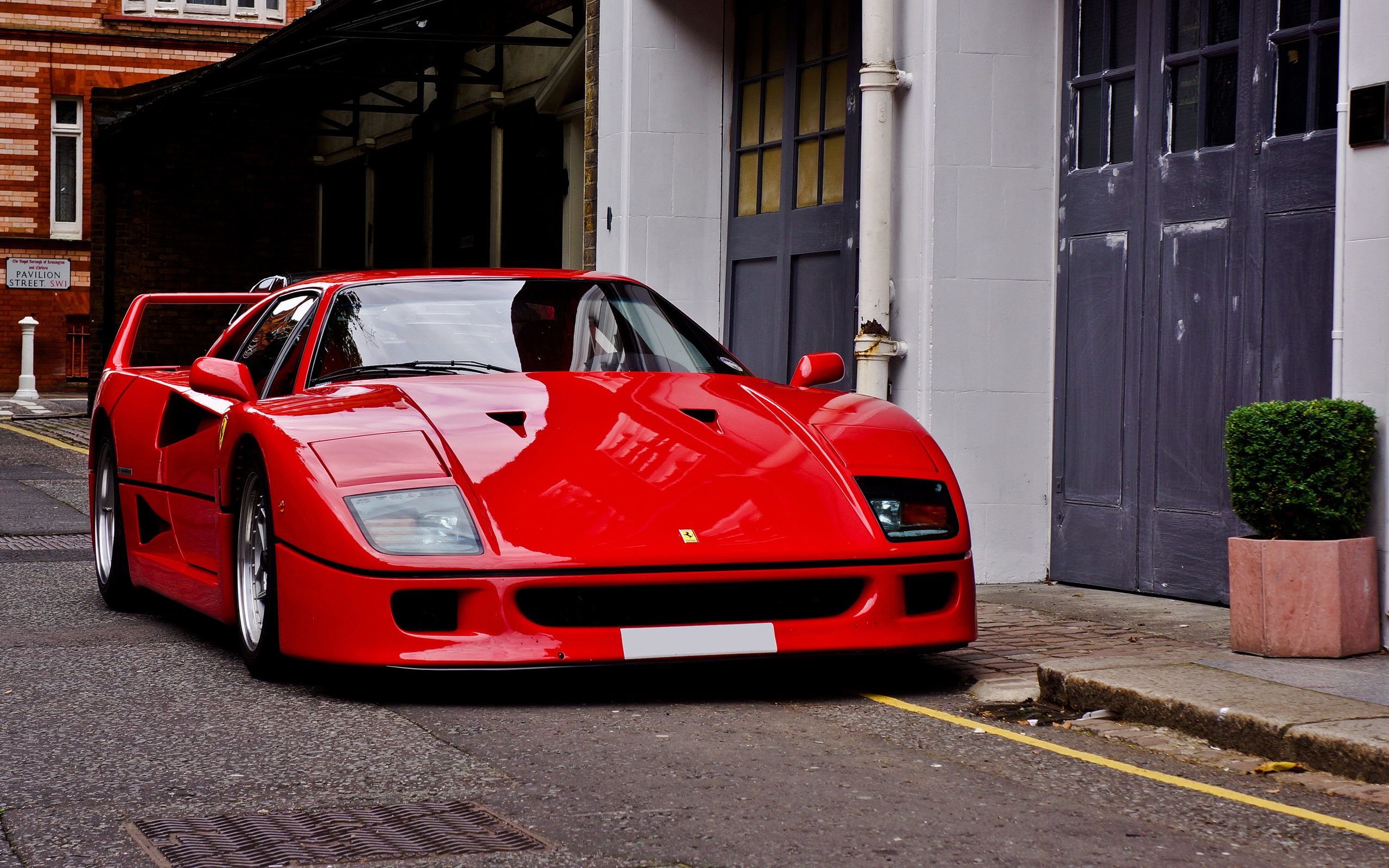 Ferrari F40: никакой электроники, только хардкор. Последнее творение Энцо стало лучшим в истории
