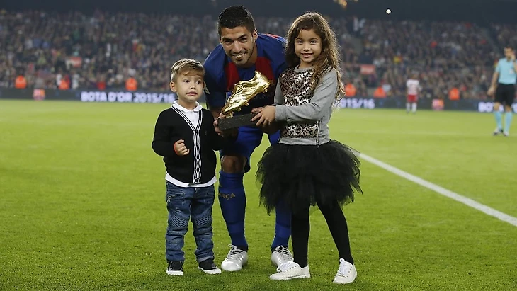 Luis Suárez shows off the Golden Shoe before the game against Granada -  YouTube