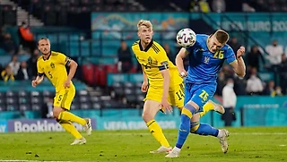 В 2019-м Довбик играл в 1/32 финала Кубка Дании в городском парке Копенгагена. Через два года он забил победный на Евро