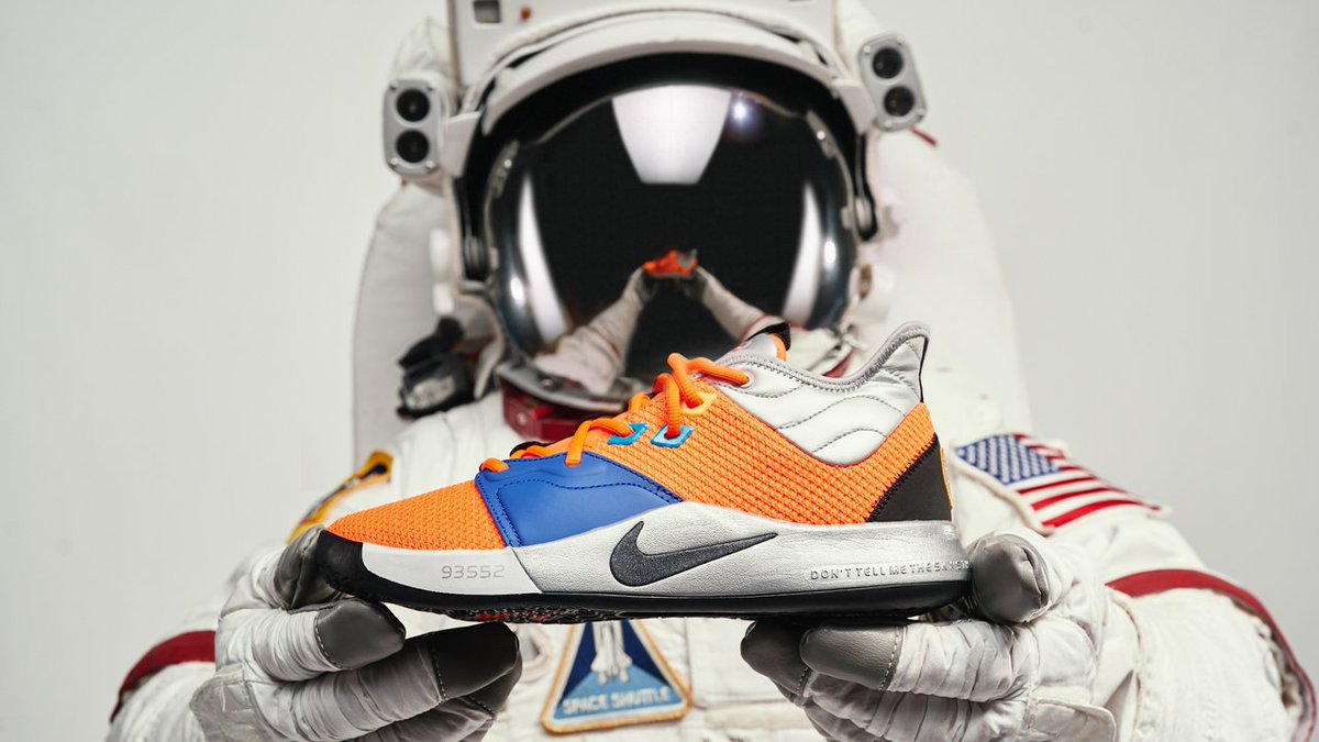 NASA, Nike и Пол Джордж объединились, чтобы сделать кроссовки. Часть промо — баскетбольная площадка в космическом центре
