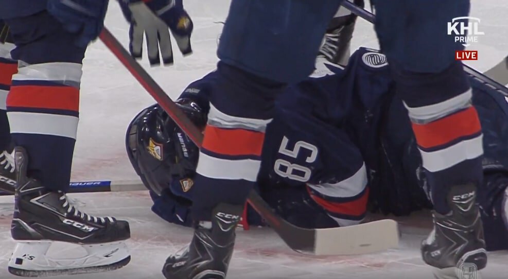 Жуть в последнем матче «Магнитки» и «Авангарда»: игрок заблокировал бросок головой. Его быстро увезли на скорой – жизни ничего не угрожает