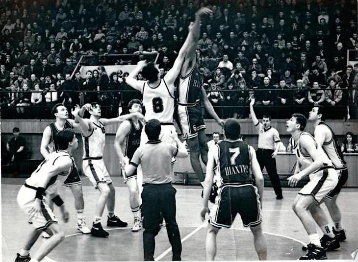 Главный матч сезона: «Шахтер» — ЦСКА. Кейт Уильямс («Шахтер») выигрывает стартовое вбрасывание у армейца Андрея Коренева